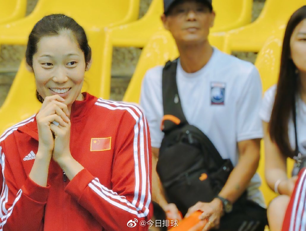 澳门站网友抓拍朱婷场下治愈系笑容