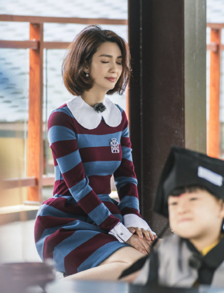 洪欣风波后再次露面衣着时尚发型减龄气质不减看不出48岁