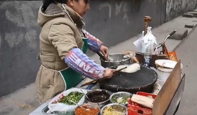 路边卖煎饼果子的大妈,一个月可以赚多少钱?