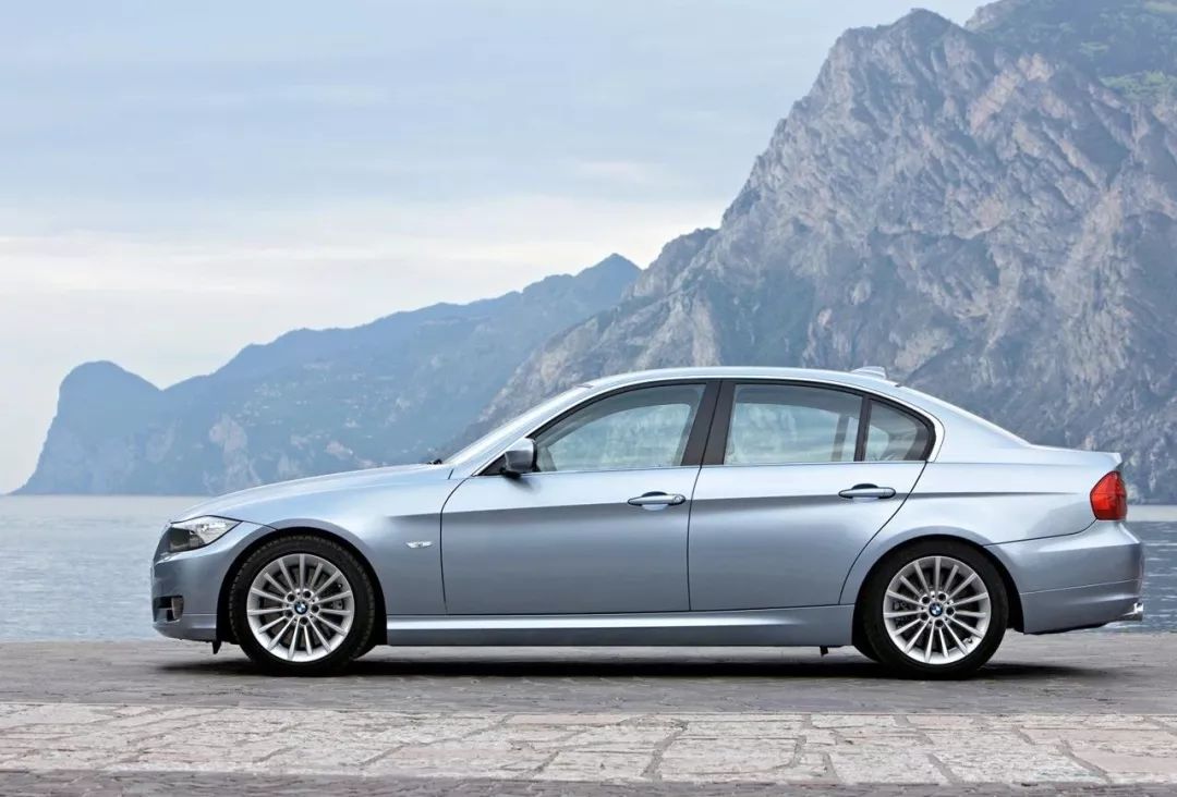 30万选择19款320i还是11款335i?情怀e90收藏指南!