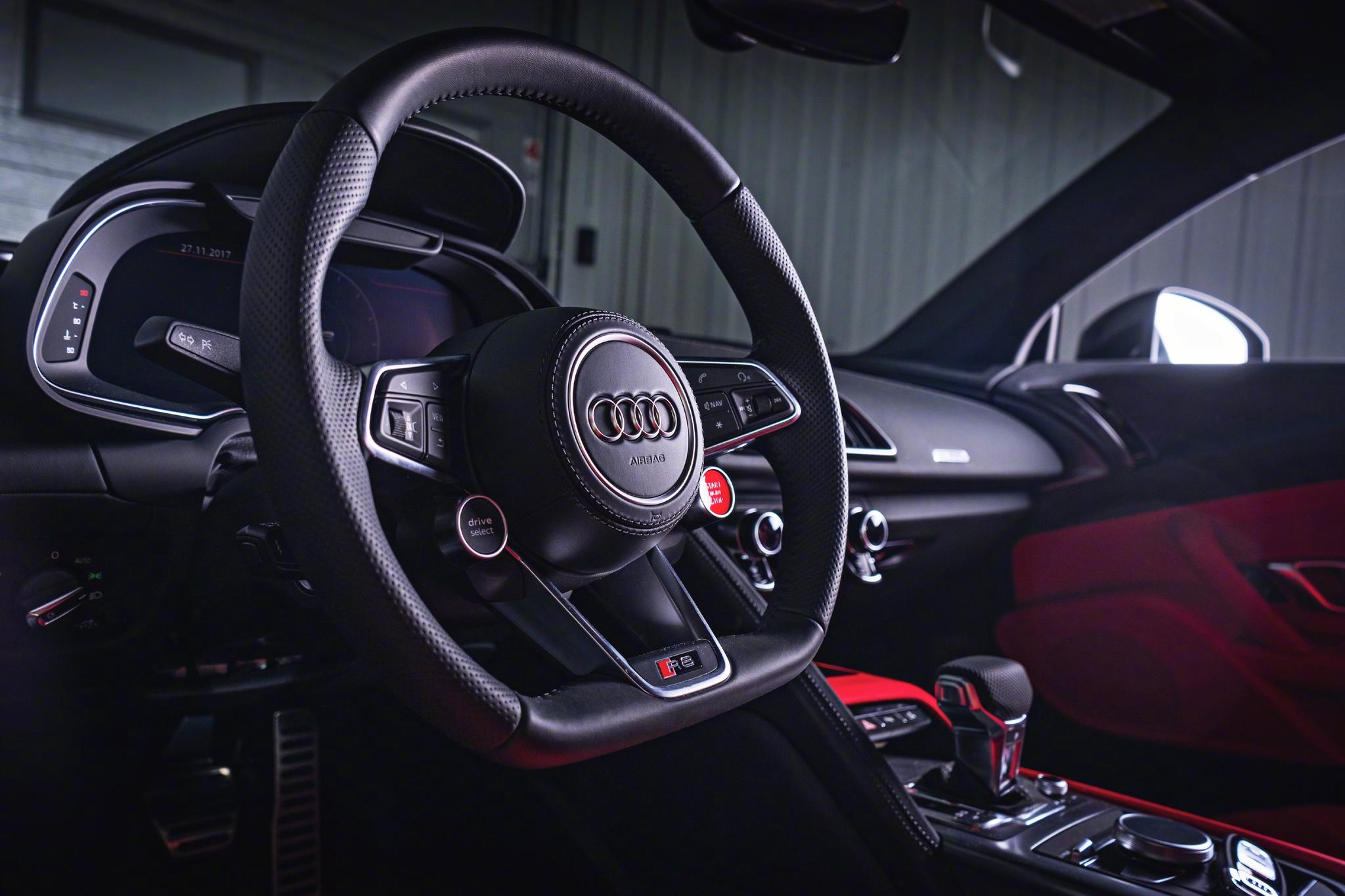 奥迪r8, 黑红的内饰绝配~!