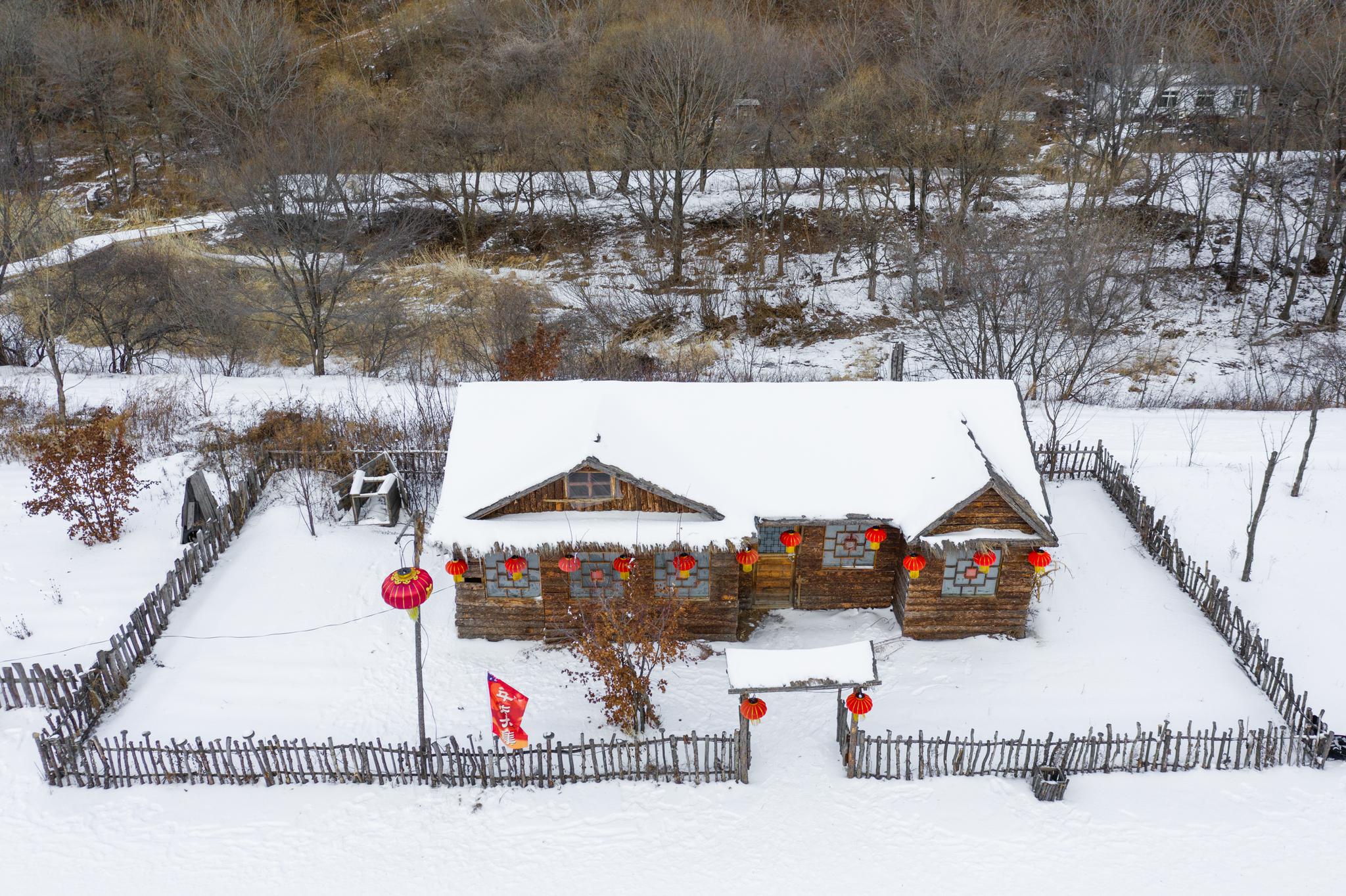 关门山雪屯,这里有辽东第一屯之称,这是一个不大的村落