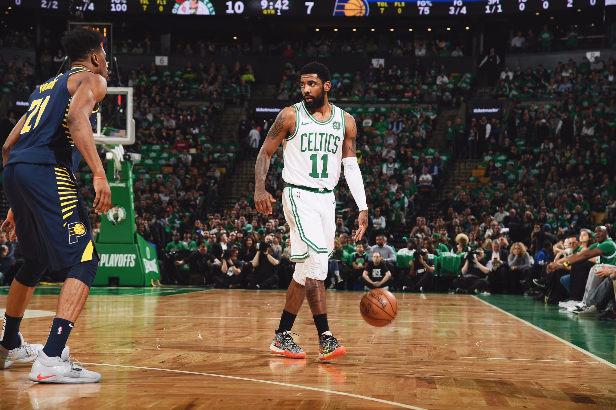 凯里欧文季后赛第一轮对阵步行者第二场37分7助攻6篮板