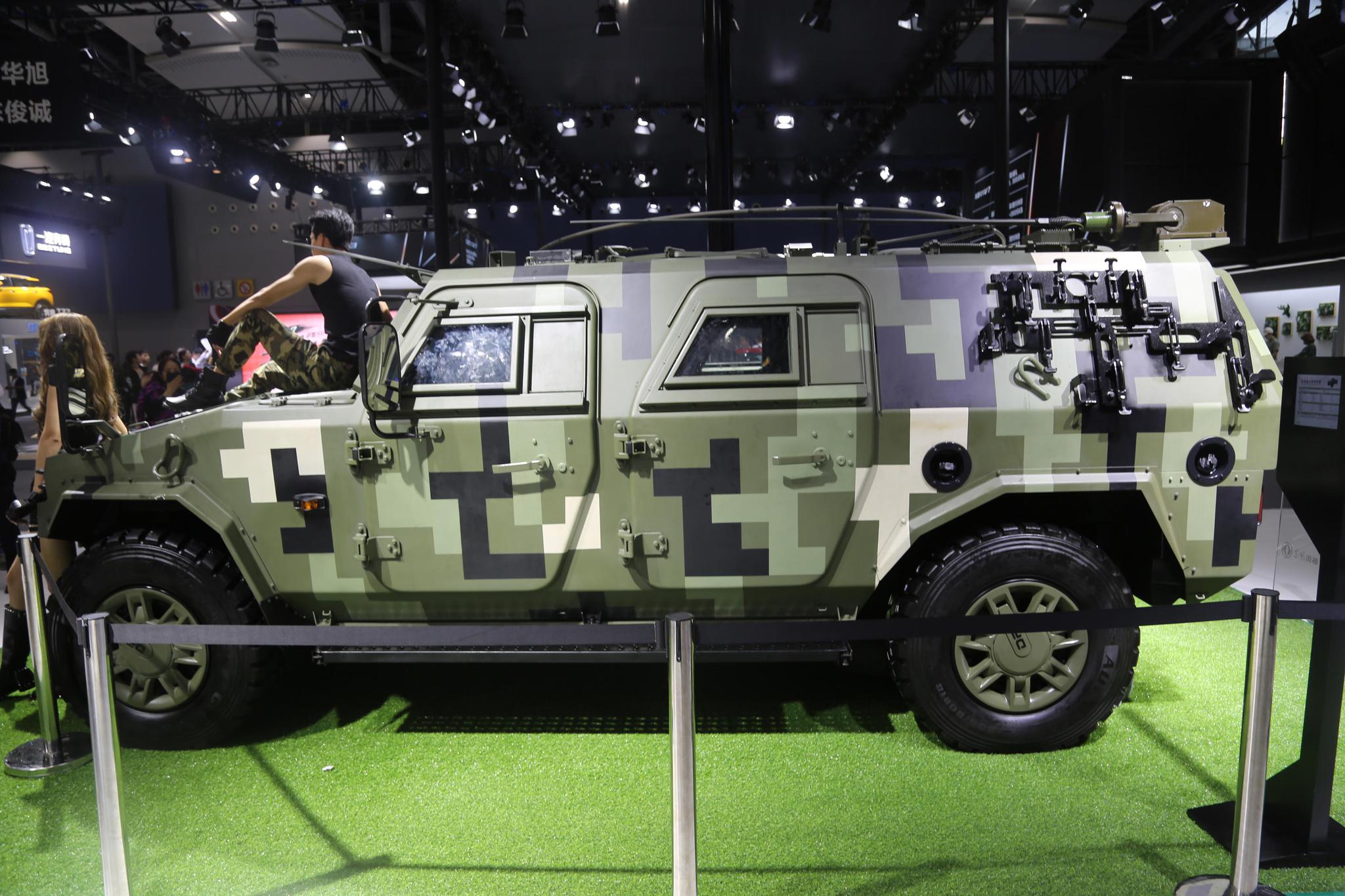 型男靓女站台,军用版东风猛士,演绎钢铁柔情!