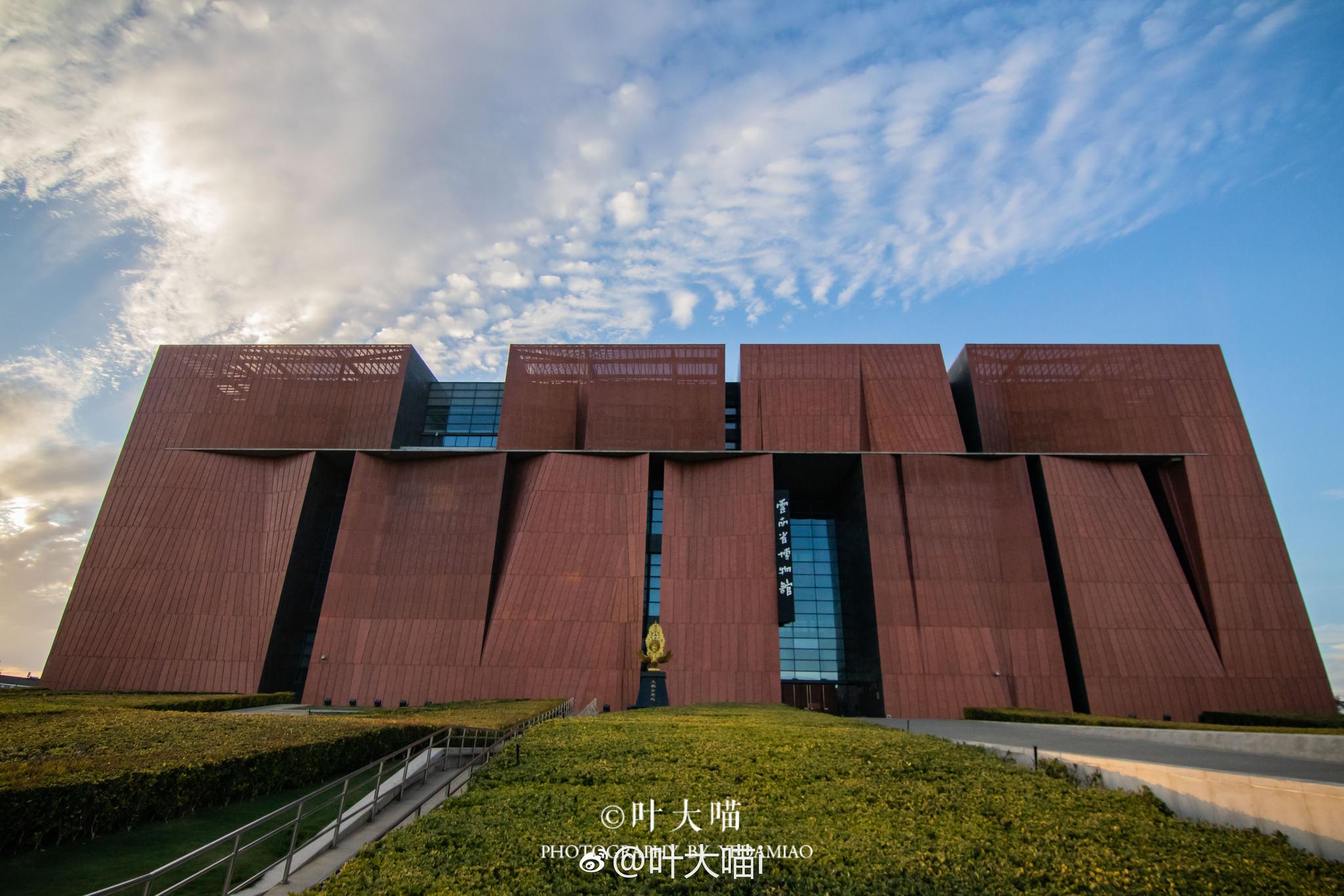 来到七彩城必须到的云南省博物馆外观大气设计风格红铜色的外观