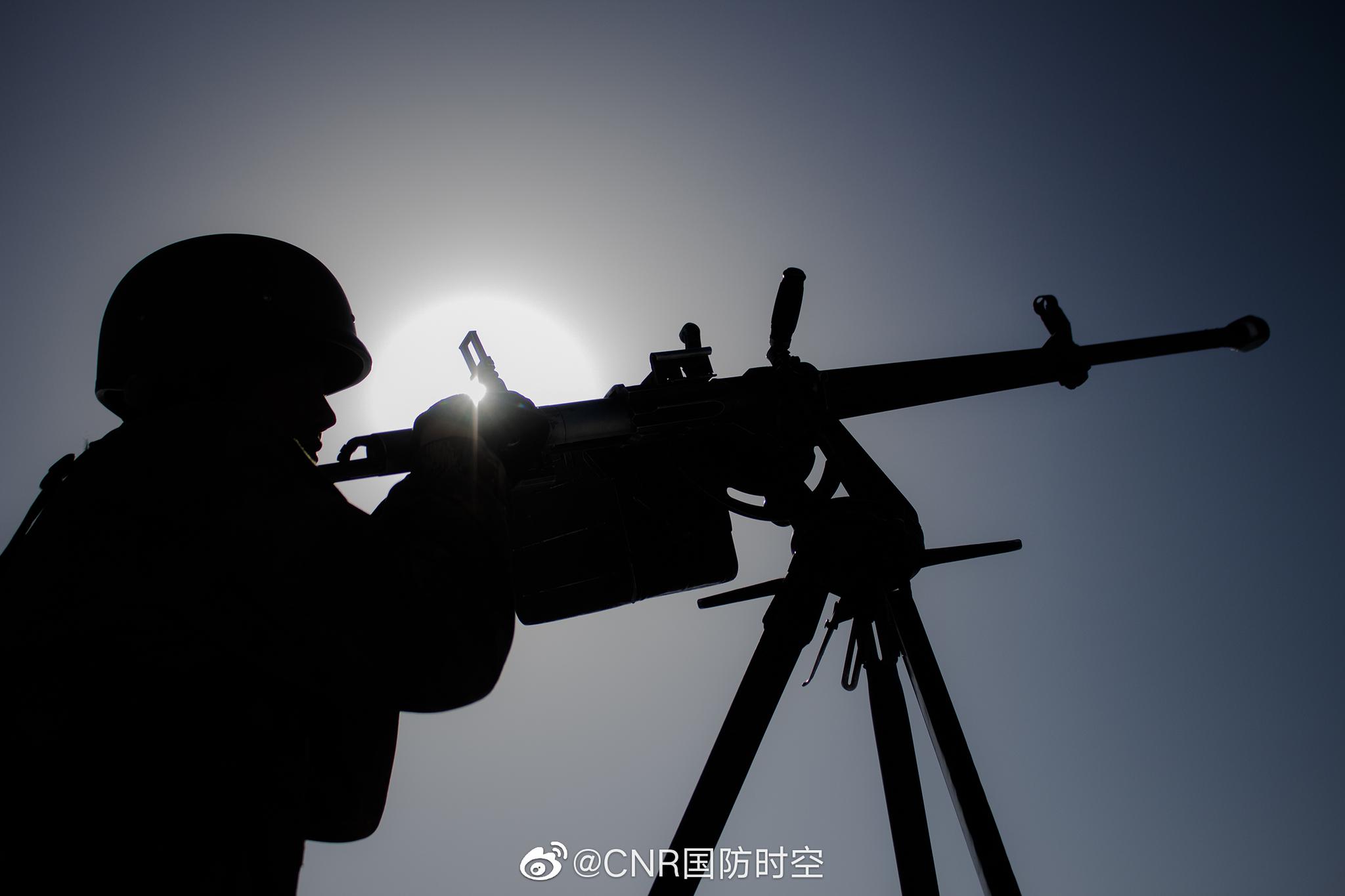 一面军旗迎风扬,一身戎装在边疆.为戍边战士们点赞