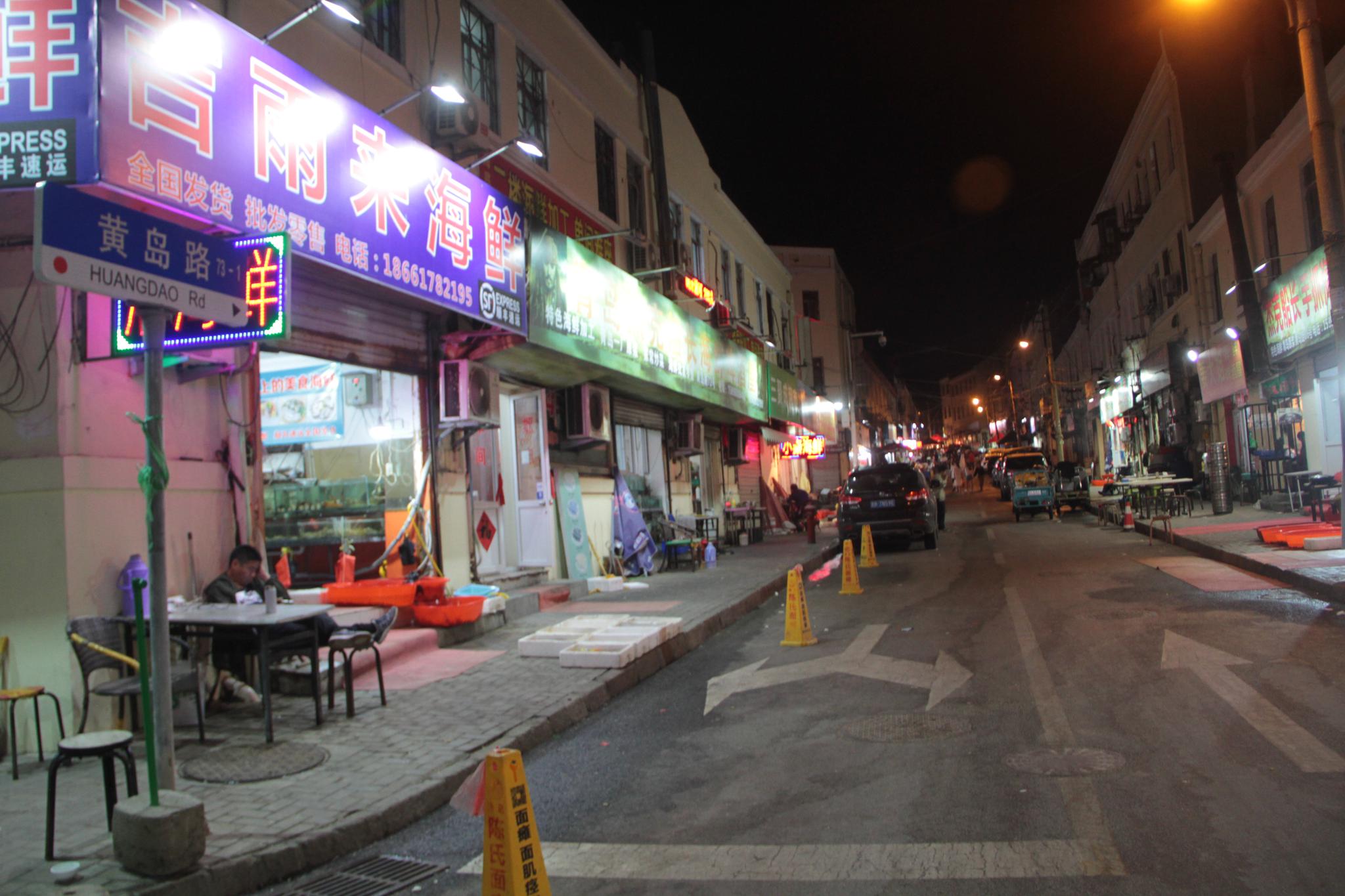 青岛这条百年老街曾热闹非凡,如今商户没生意可做马路上跳广场舞