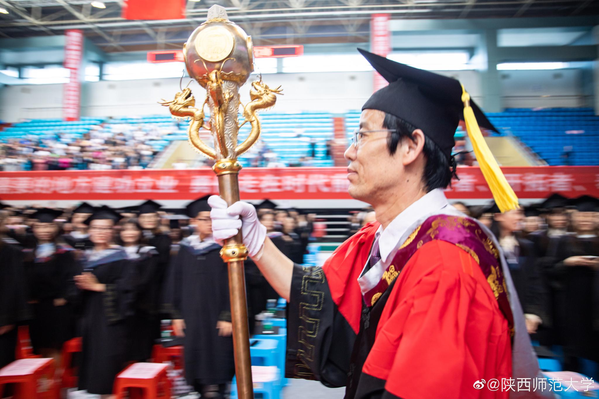 学术权杖是一所大学最高学术权力的象征，也代表着知识的崇高和圣洁