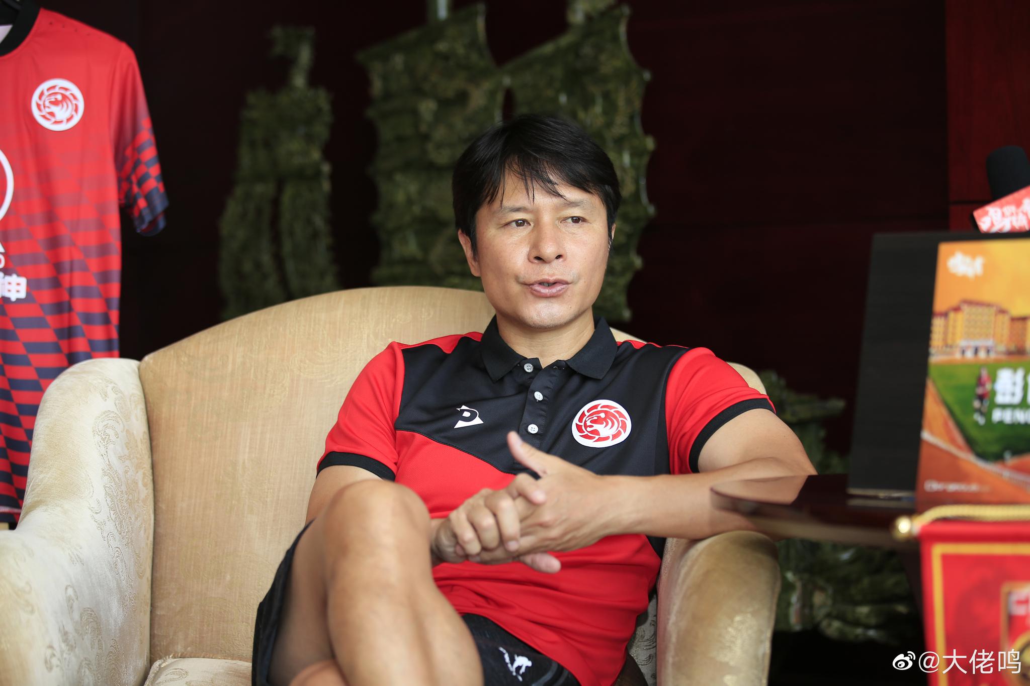 非常感谢中国足坛名宿彭伟国指导百忙中抽出时间过来坐下聊聊他如今最