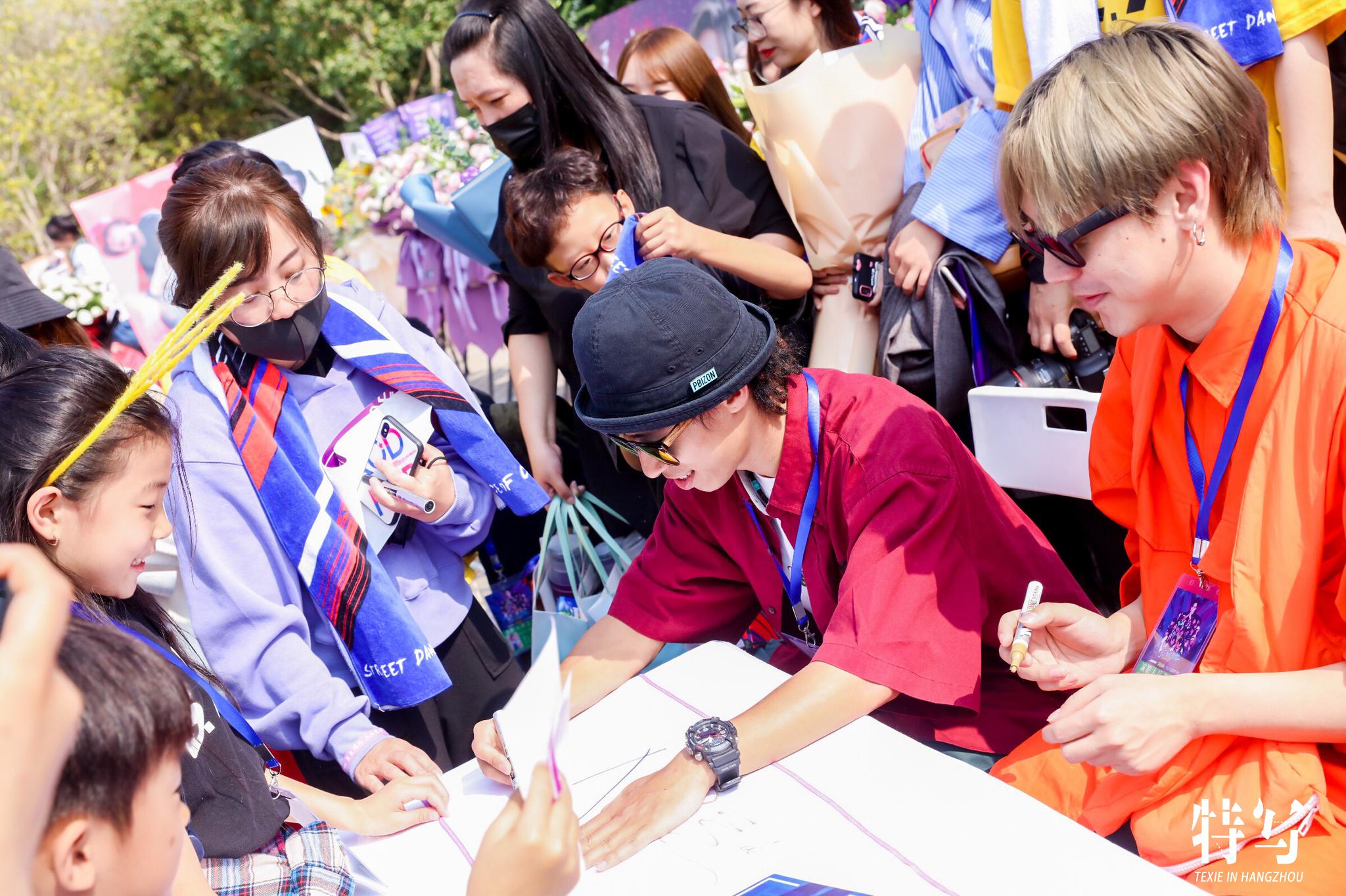 特写 粉丝签售活动