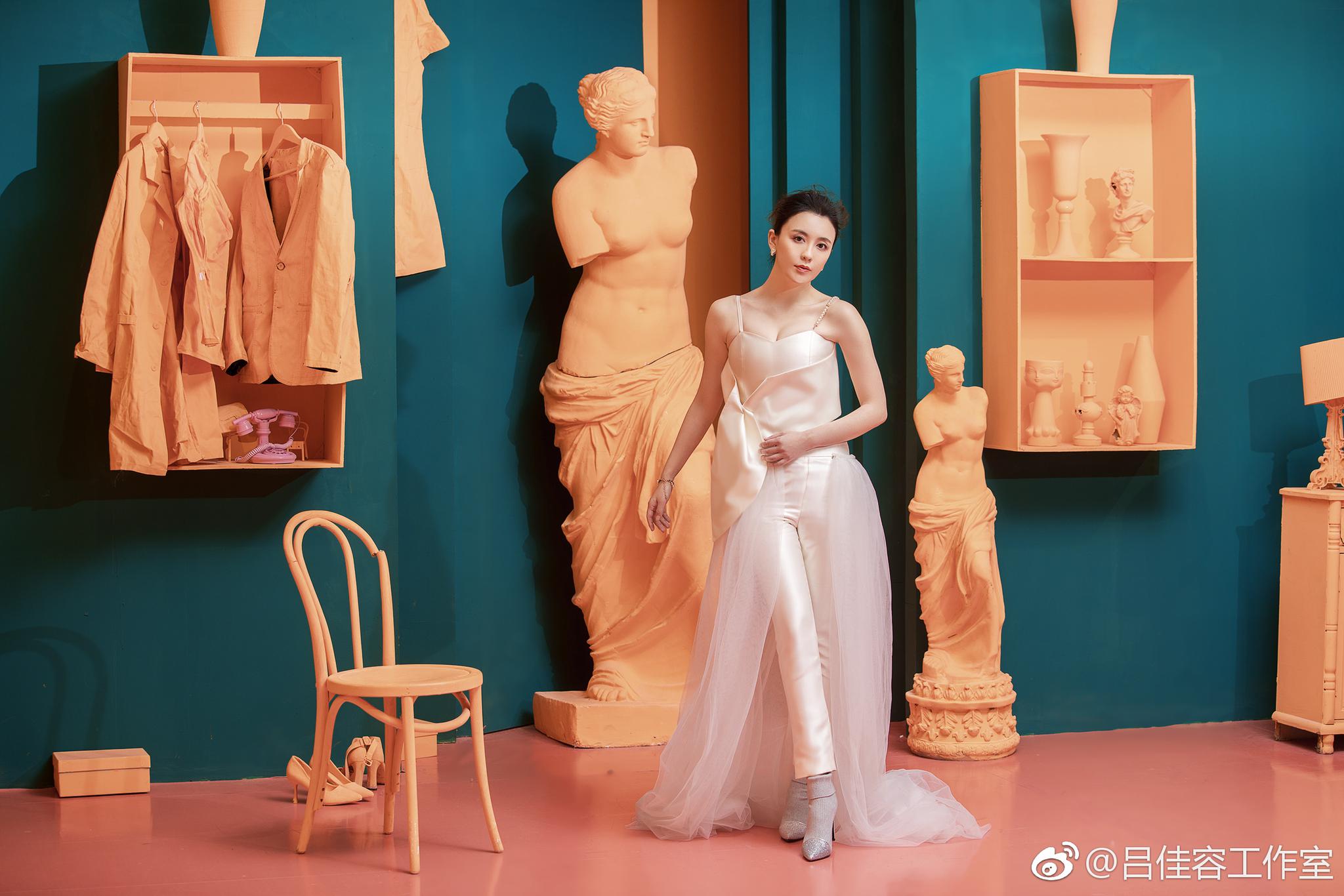 吕佳容kelsey 白色吊带搭配长裤纱裙,混搭设计风情十足?