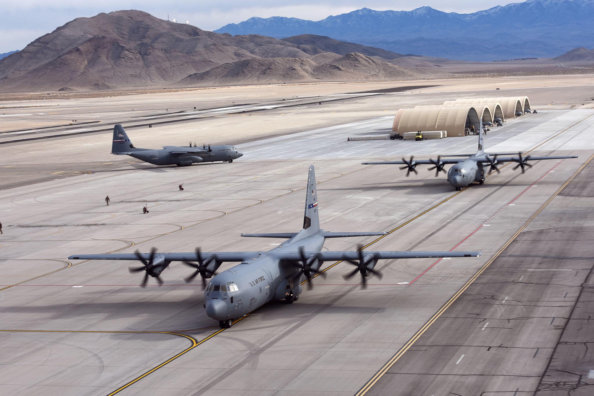 俄轰炸机逼近当天就百架军机出动,美大规模空投针锋相对