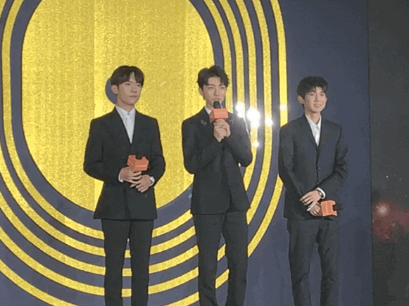 tfboys合体亮相时代峰峻十周年庆典,西装的tf好帅有木有|tfboys|蜡像