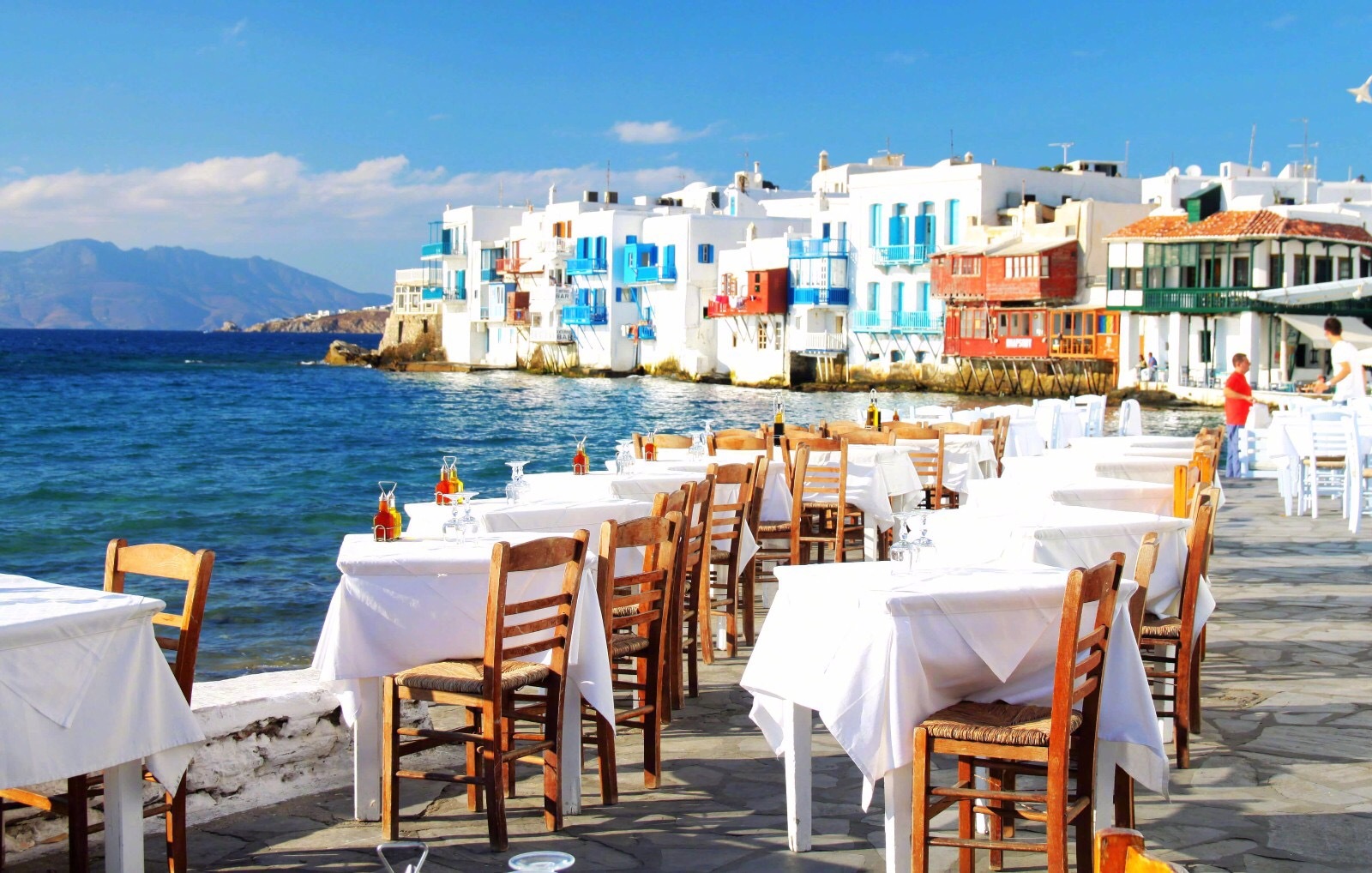 希腊米克诺斯岛最具有特色的白墙与五彩的窗门穿梭在安静的小巷里