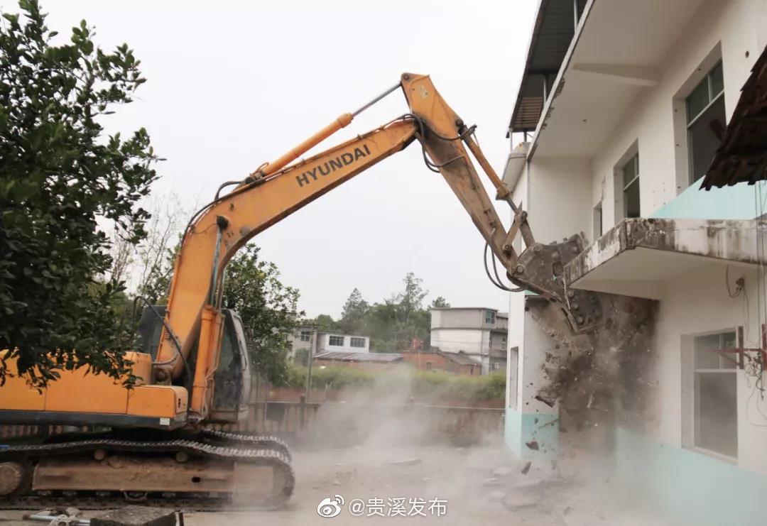 城北村庄搬迁石窝组顺利开始"第一拆"