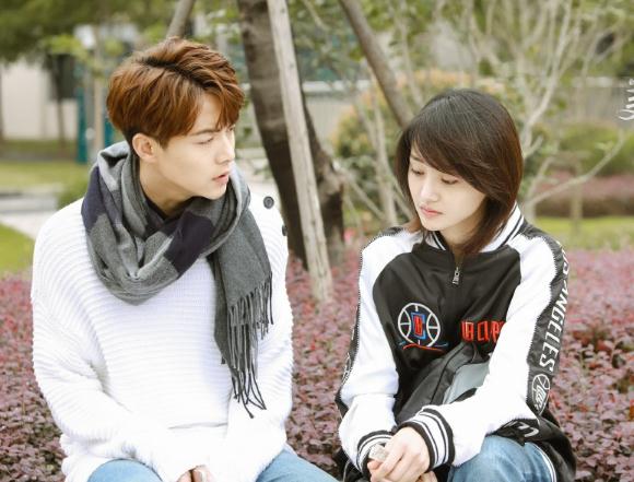 自出道以来,郑爽就一直饰演一些懵懂少女的角色,几乎从未改变,而对于