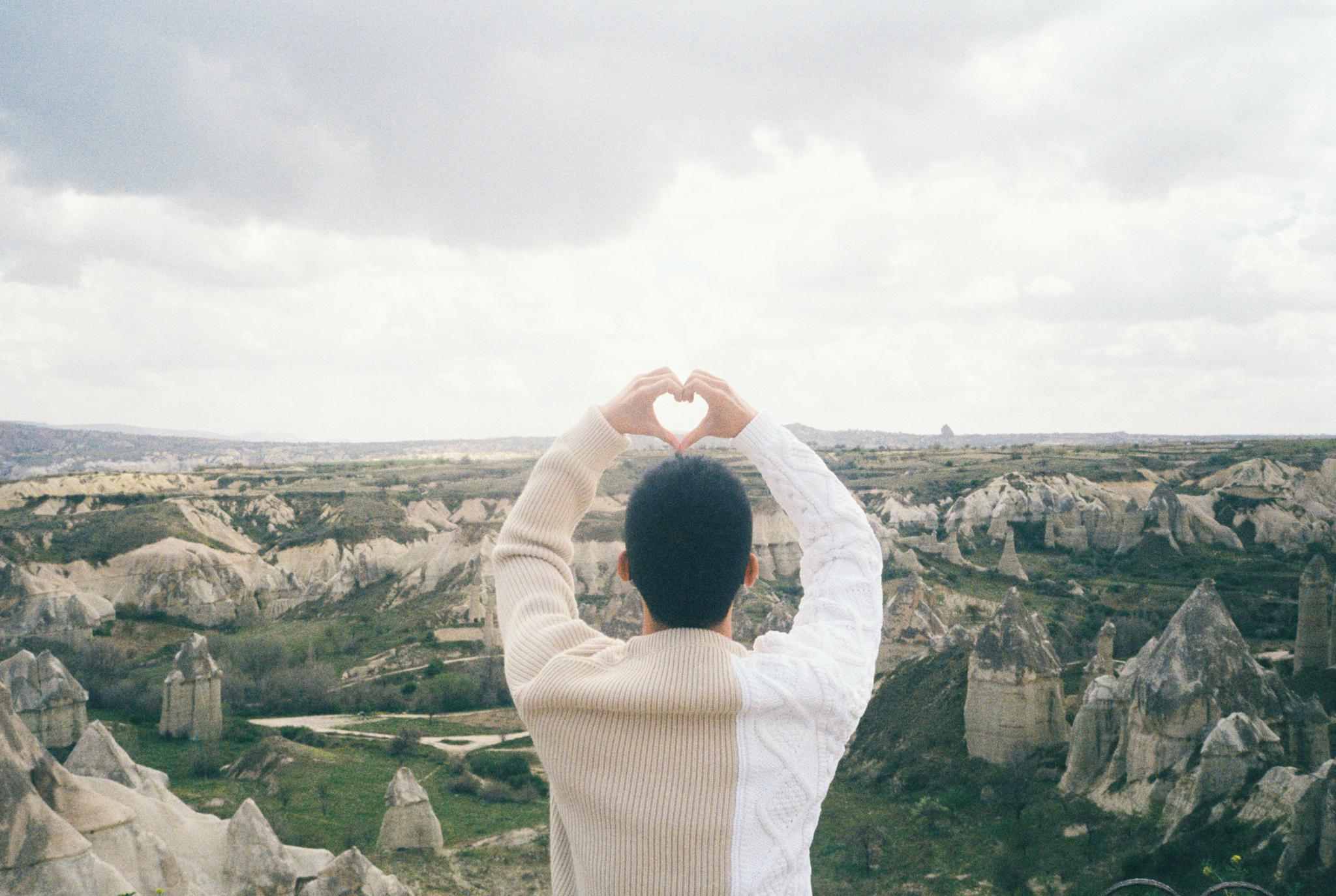 今日份的明信片,来自杨洋超标准的比心