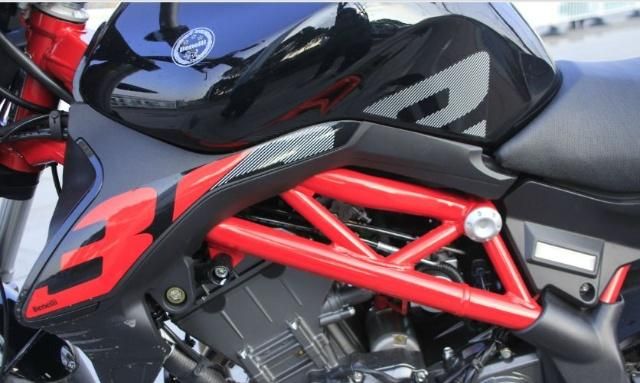 29800元,贝纳利302s静态测评