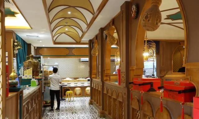 点了二种酸奶,一种是原味的,一种上面有小圆子.