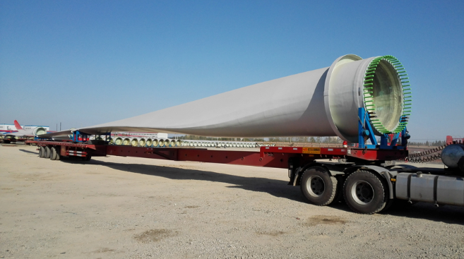 卡车载着68米的风力发电机叶片如何转弯过桥?网友:考验司机师傅