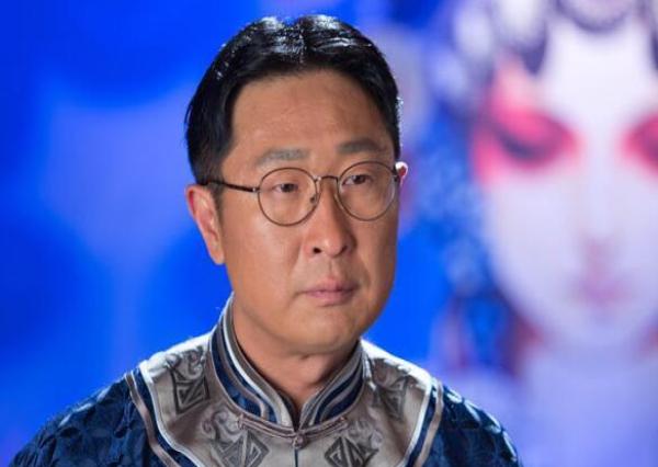 曾是一名北漂,春晚演"泼妇"一夜成名,其貌不扬却娶美妻