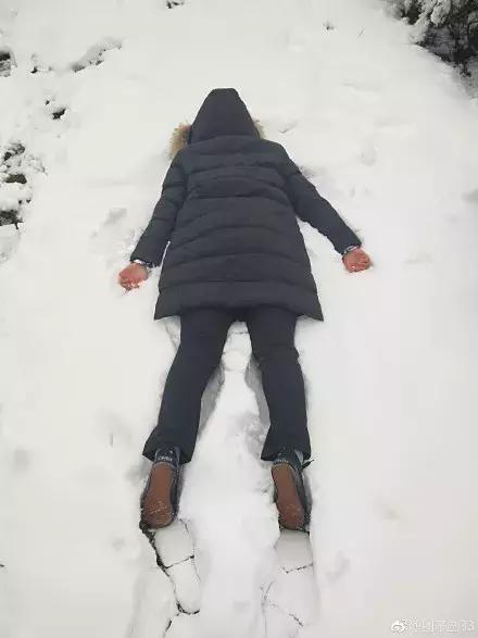 妈!我看到雪了!"@牧棟论南方人对雪的痴迷度,一般的南方人:踩一踩.