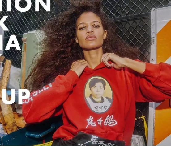 9月10日,春夏纽约时装周上,以红色为底色,胸口印有老干妈陶华碧头像