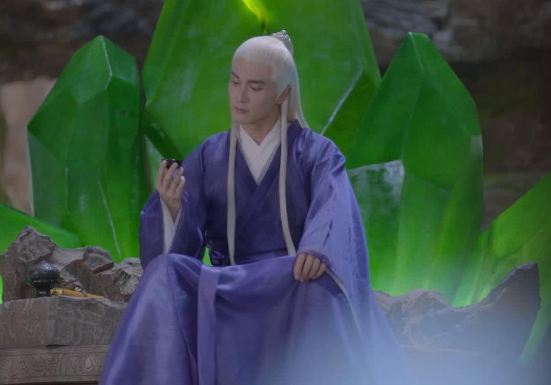 白凤九虽然极力的克制住对东华帝君的感情,但情难自己.