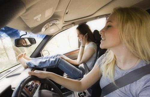 开车遇到的五大不良习惯，很多人都没注意到，看看你有几个？