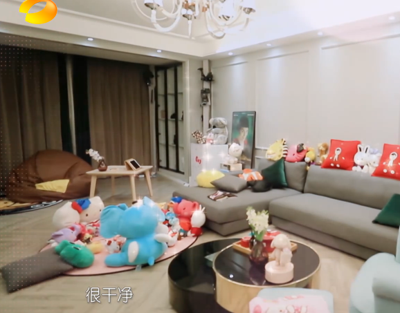 吴昕敷面膜穿家居服拿外卖,屋内相框却成亮点!传说中的"照骗"