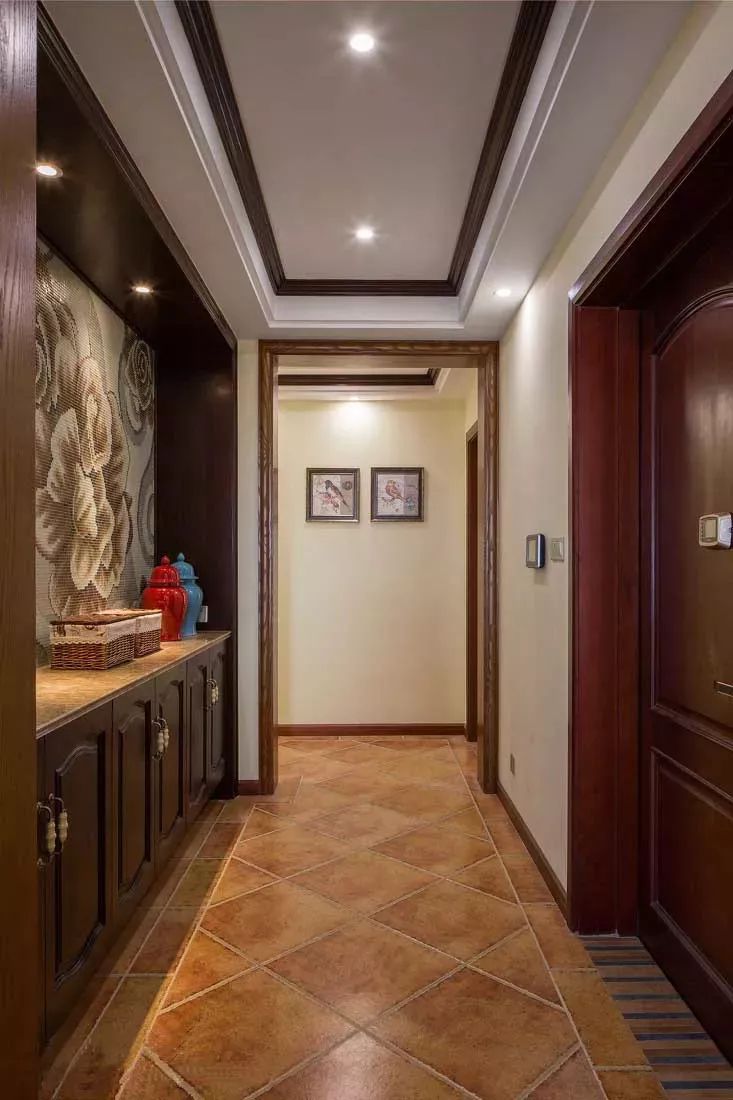 空间如果贴统一的砖的话就会显得拥挤,而做上一个地砖拼花造型的话