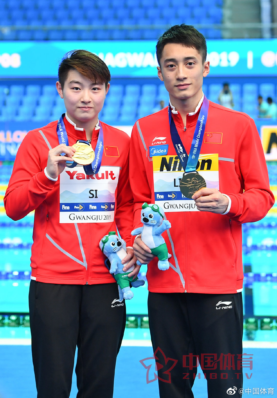 为中国队夺得本届世锦赛首金的司雅杰/练俊杰在领奖台上在混合双人10