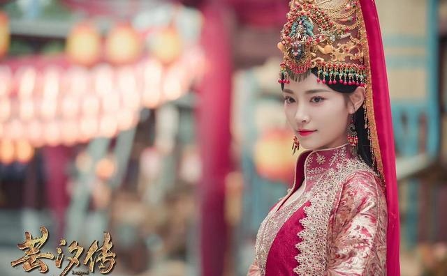 许佳琪在《芸汐传》里饰演的是西邱国公主楚清歌,剧中有段她为天徽帝