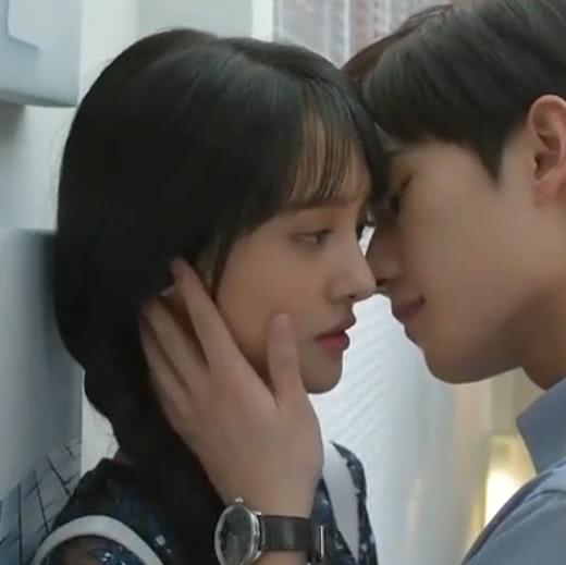 郑爽和杨洋拍吻戏被指太僵硬花絮照曝光后终于明白为什么了