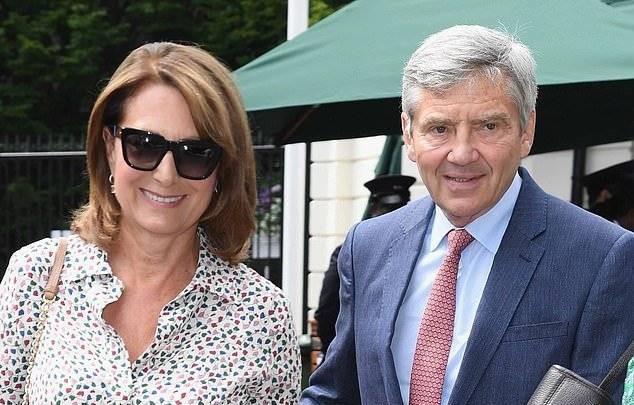 乔治,夏洛特,路易3个小宝宝的外婆,今年63岁的卡罗尔61米德尔顿