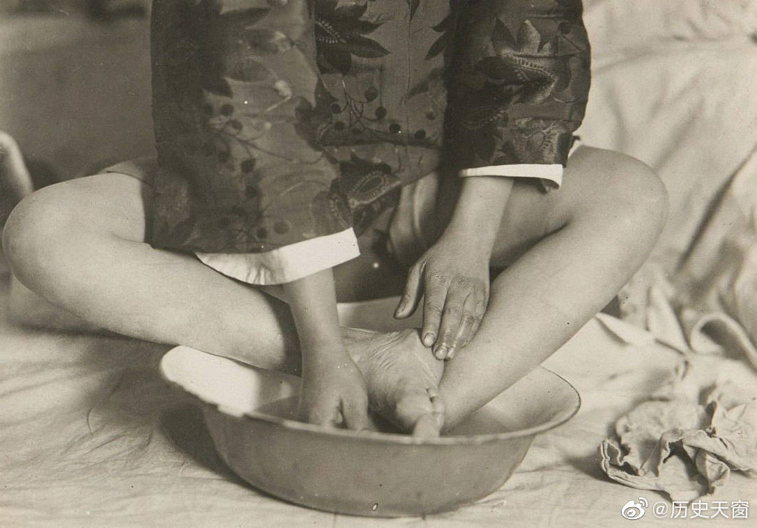 女性在旧时的中国一直地位很低,她们从小就被要求裹足|小脚|女性|金莲