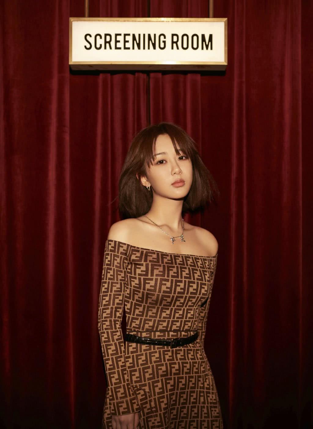 杨紫穿一袭碎花长裙飘逸灵动,看到高跟鞋粉丝泪目:脚都是90度