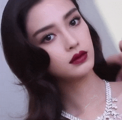 女人的脸上有2个"窝",注定是倾国倾城的大美人,素颜也没压力