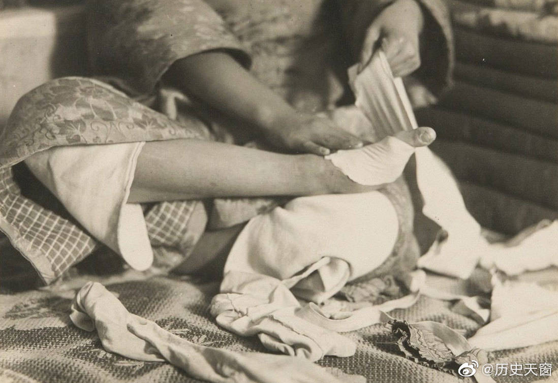 女性在旧时的中国一直地位很低她们从小就被要求裹足