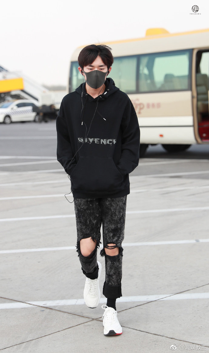 易烊千玺身穿黑色卫衣 破洞裤,今日北京出发上海