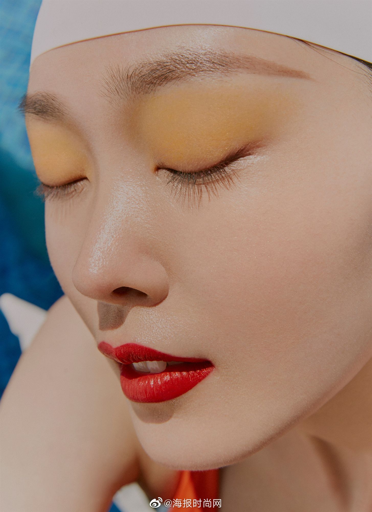 演员@宋轶xiaoyiyi 这组夏日大片里的妆容好好看!红色泳衣搭配