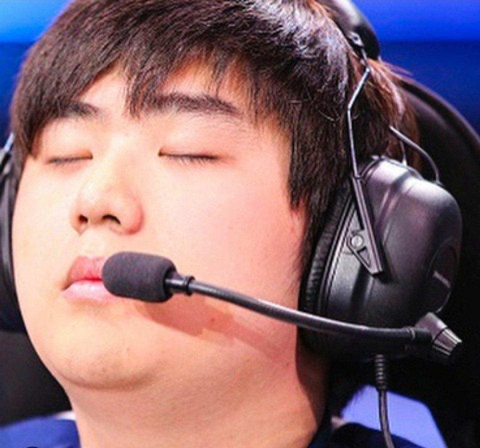 太萌了!bang推特公开晒出儿时照片,学生时代就是个帅哥!