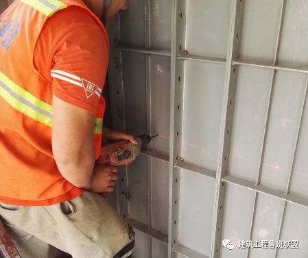 底盒放线定位并在铝模上开孔