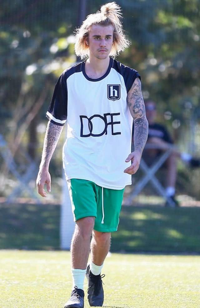 贾斯汀比伯现身穿球衣成运动王子但头上的一堆草亮了