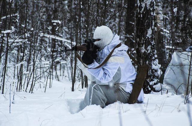 俄罗斯士兵冬天如何过冬?这些装备轻松御寒,还有不可少的伏特加