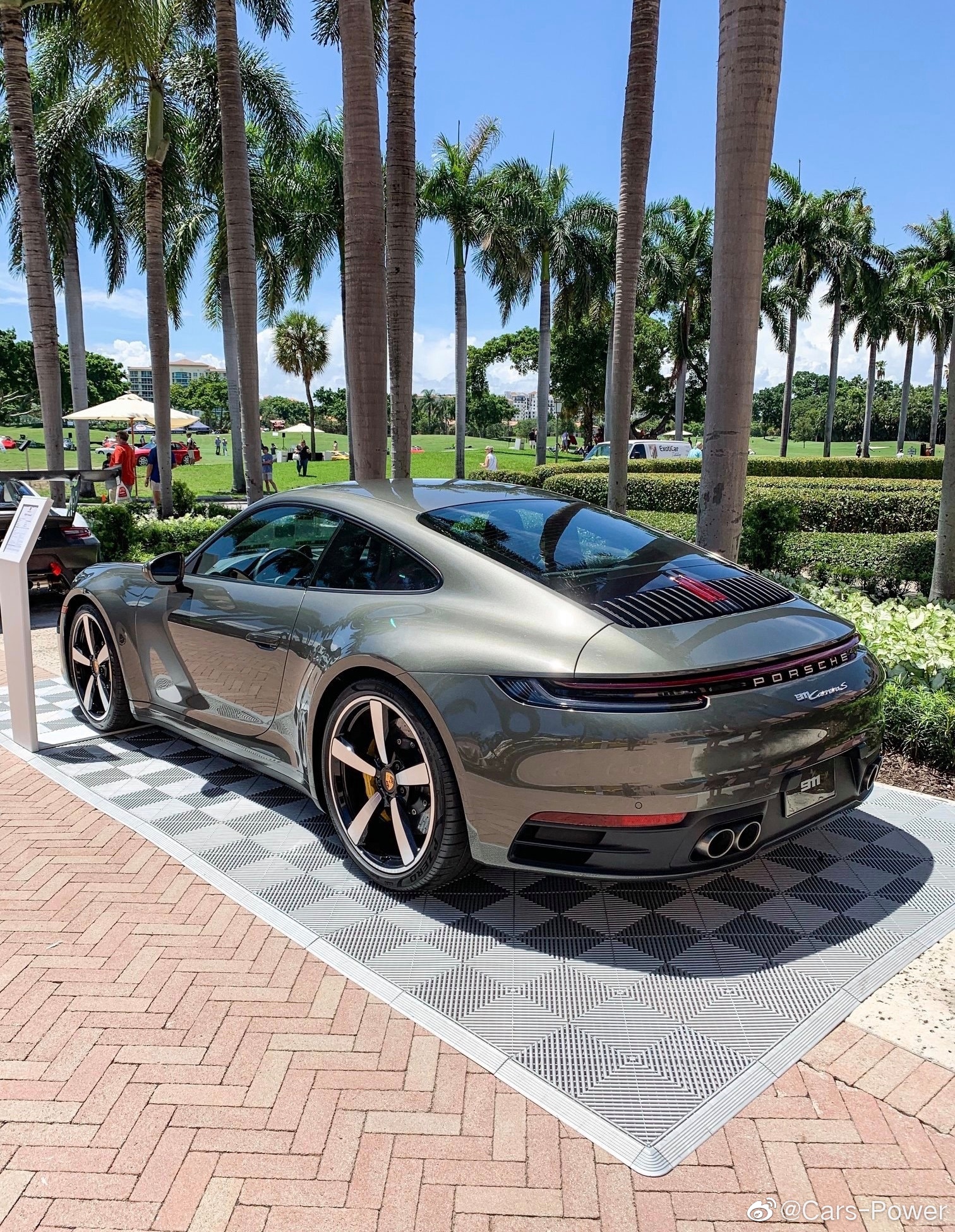无限接近完美的跑车金属灰绿色全新保时捷911 Carreras 无限接近完美的跑车金属灰绿色全新保时捷911 Carreras