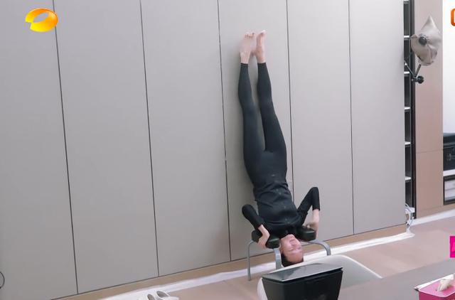 重点是王鸥还有一个倒立的神器!拿出来分分钟可以倒立.