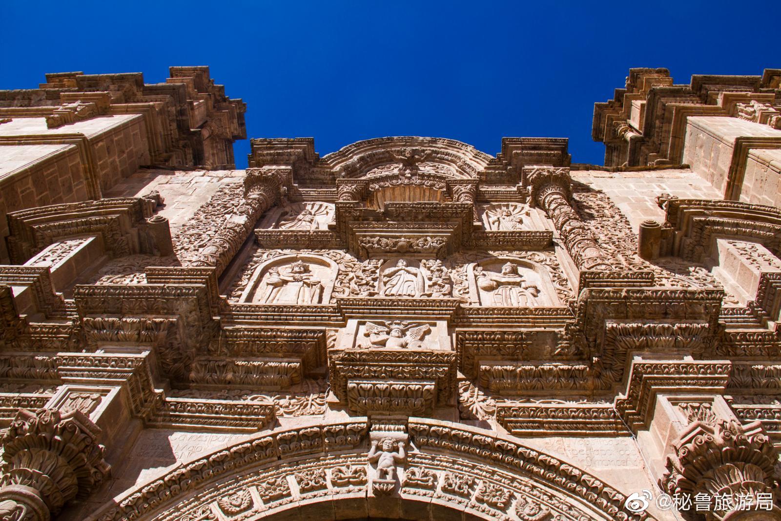 位于普诺老城区市中心武器广场的普诺大教堂(catedral de puno)
