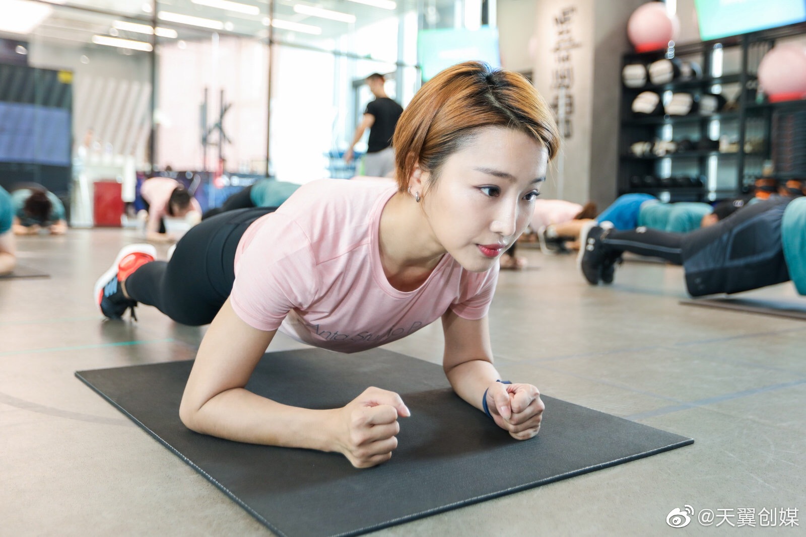 洛晨舒安踏&keep明星课程训练营活力运动 挥洒汗水与你