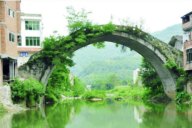 四川达州开江县一个乡,和重庆开州区接壤,拥有仁德古桥